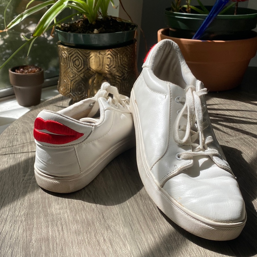 White leather Betsey Johnson sneakers with red embroidered lips size 8.5
